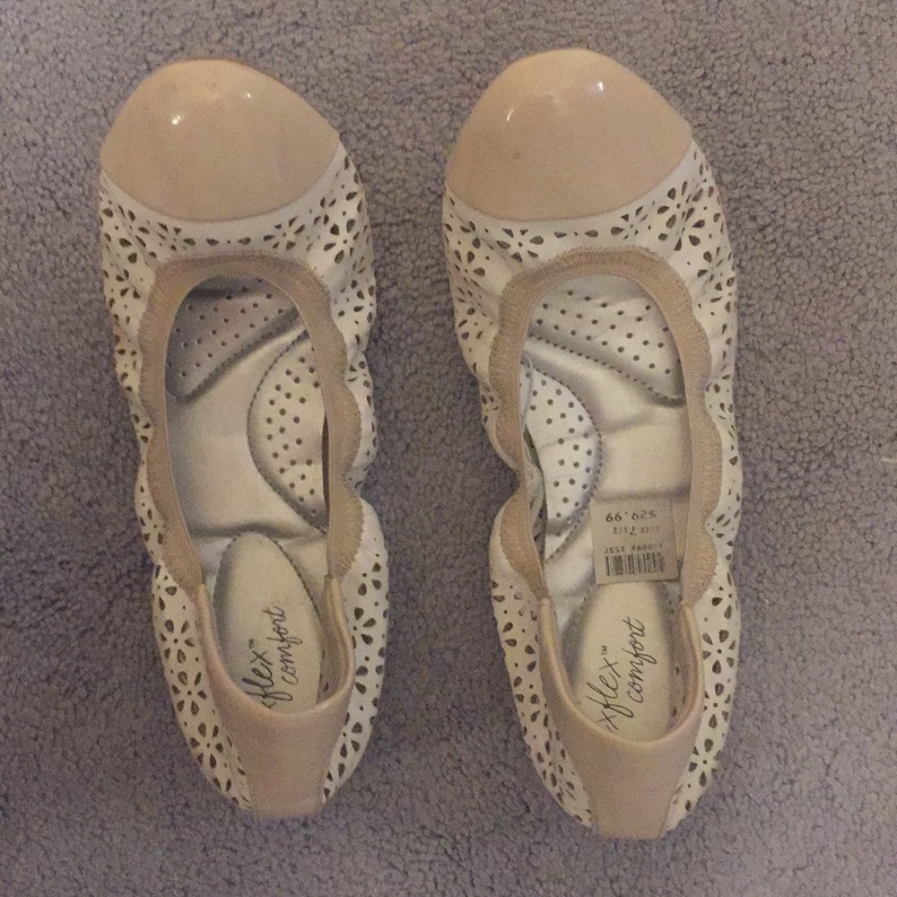 Size 8 white beige floral flats